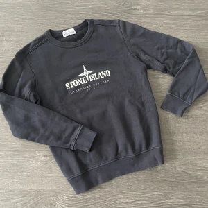 Stone Island sweatshirt  - Storlek 12 (156). Lite blekt i tvätten men i övrigt superfint skick!