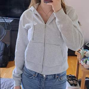 Grå zip hoodie från H&M. Den är i storlek L men den är mindre i storleken. Knappt använd.