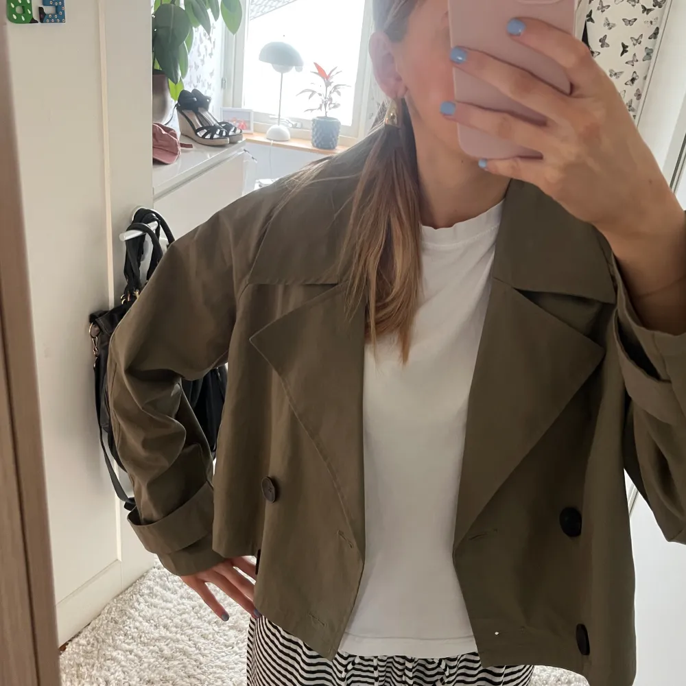 Superfin grön trenchcoat i en kort modell!! Använd 3 gånger så är i väldigt fint skick💕. Jackor.