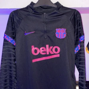 Fotbolls dress - Säljer detta helt oanvända fotbolls dressen som itne passsr