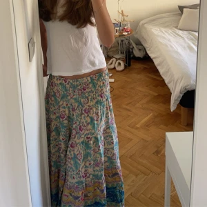 långkjol - jättefint skick❤️ lång mönstrad kjol med volanger och lite tightare typ ribbat material vid midjan💞 jättefin och perfekt nu till våren/sommaren!