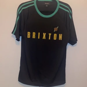 Svart grön brixton jersey - Bra skick tröja helt ny o använd jätta bra för kommade sommaren och våren