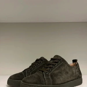 Christian Louboutin! - skorna är i bra skick och ej använts mycket. Mörkgrön mocka som är i bra skick. 100% äkta  billigare vid snabb och smidig affär! 