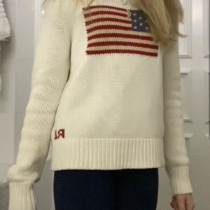 Ralph Lauren tröja  - Säljer min super snygga äkta Ralph lauren tröja! Jättebra skick, nästan som ny! Storleken är i 14-16/L, XL (barnstorlek) så passar xs! Original pris 4595kr! Första bilden är lånad💞