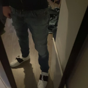 Replay jeans  - Snygga byxor lite små slitna på ena knät fast glider in i byxorna snyggt jag är 173 och ni ser hur dom sitter på mig 