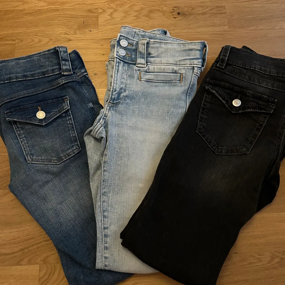 Jeansen är som nya, de blåa från H&M och de svarta från Ginatricot alla är i storlek 152. köparen får stå för frakt. Jeans & Byxor.