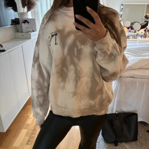 Sweatshirt  - Sweatshirt, använt med fint skick. Stl xs med oversize så passar s också💕