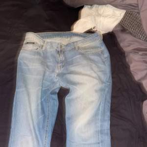Skit fula jeans köp dom fort tack😊 Hoppas någon köper dom på fyllan iaf