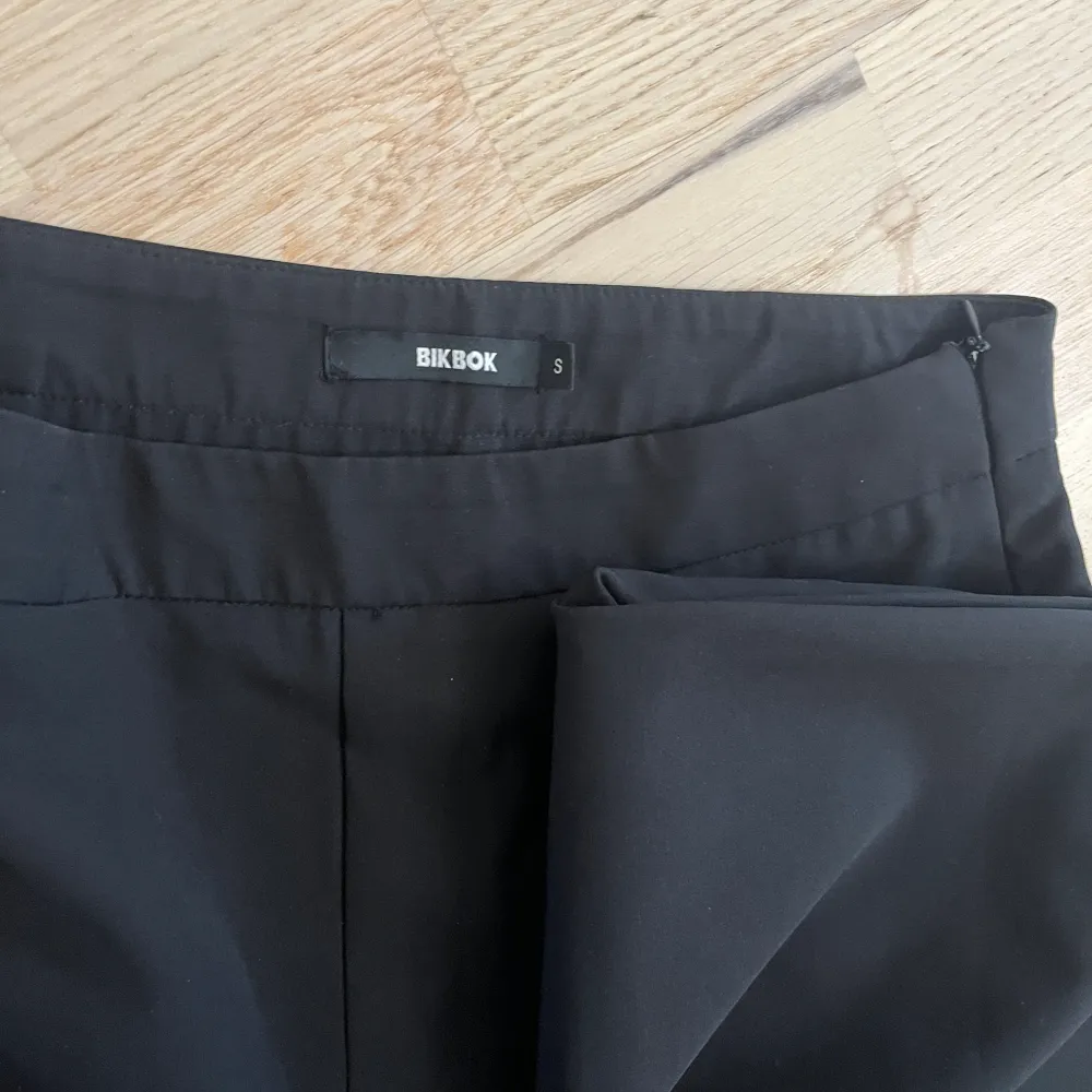 Svarta vida kostymbyxor från bikbok. Jättefint skick. Med dragkedja på sidan. . Jeans & Byxor.