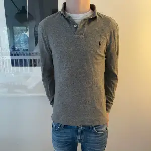 Fet ralphlauren piké i storlek small och modellen slimfit. Tröjan är i utmärkt skick utan några som helst defekter. Modellen på bilden är 176cm (62kg). Nypris:1500kr | vårt pris: 449kr. Hör av er vid minsta fråga eller fundering! 