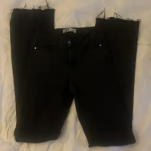 Svarta bootcut jeans, uppsprättade. Jättebra skick ❤️Skriv för bilder på! 