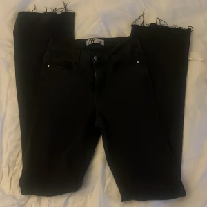 Svarta jdy jeans  - Svarta bootcut jeans, uppsprättade. Jättebra skick ❤️Skriv för bilder på! 