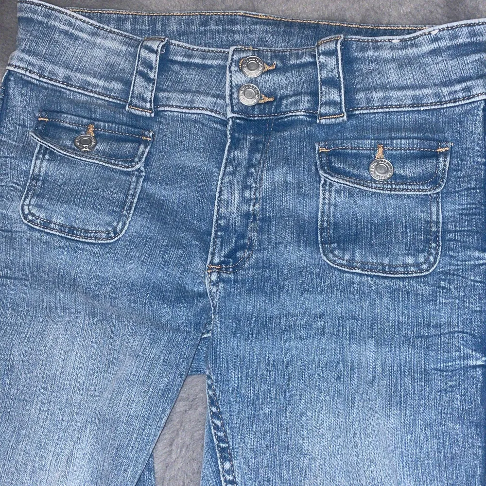 Hej! Nu säljer jag dessa ursnygga bootcut jeans från H&M! Dessa är lowwaist och väldigt eftertraktade. Dem har super snygga detaljer där framme. Storlek 13-14år/ 164cm, jag säljer dessa eftersom att dem inte kommer till användning! Nyskick🥰. Jeans & Byxor.