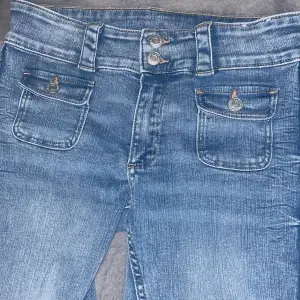 Hej! Nu säljer jag dessa ursnygga bootcut jeans från H&M! Dessa är lowwaist och väldigt eftertraktade. Dem har super snygga detaljer där framme. Storlek 13-14år/ 164cm, jag säljer dessa eftersom att dem inte kommer till användning! Nyskick🥰
