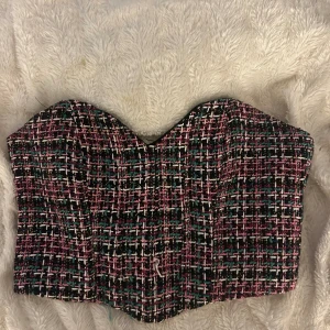 Korsett från ZARA - Säljer min färgglada unika korsett från ZARA. 💗💓💞