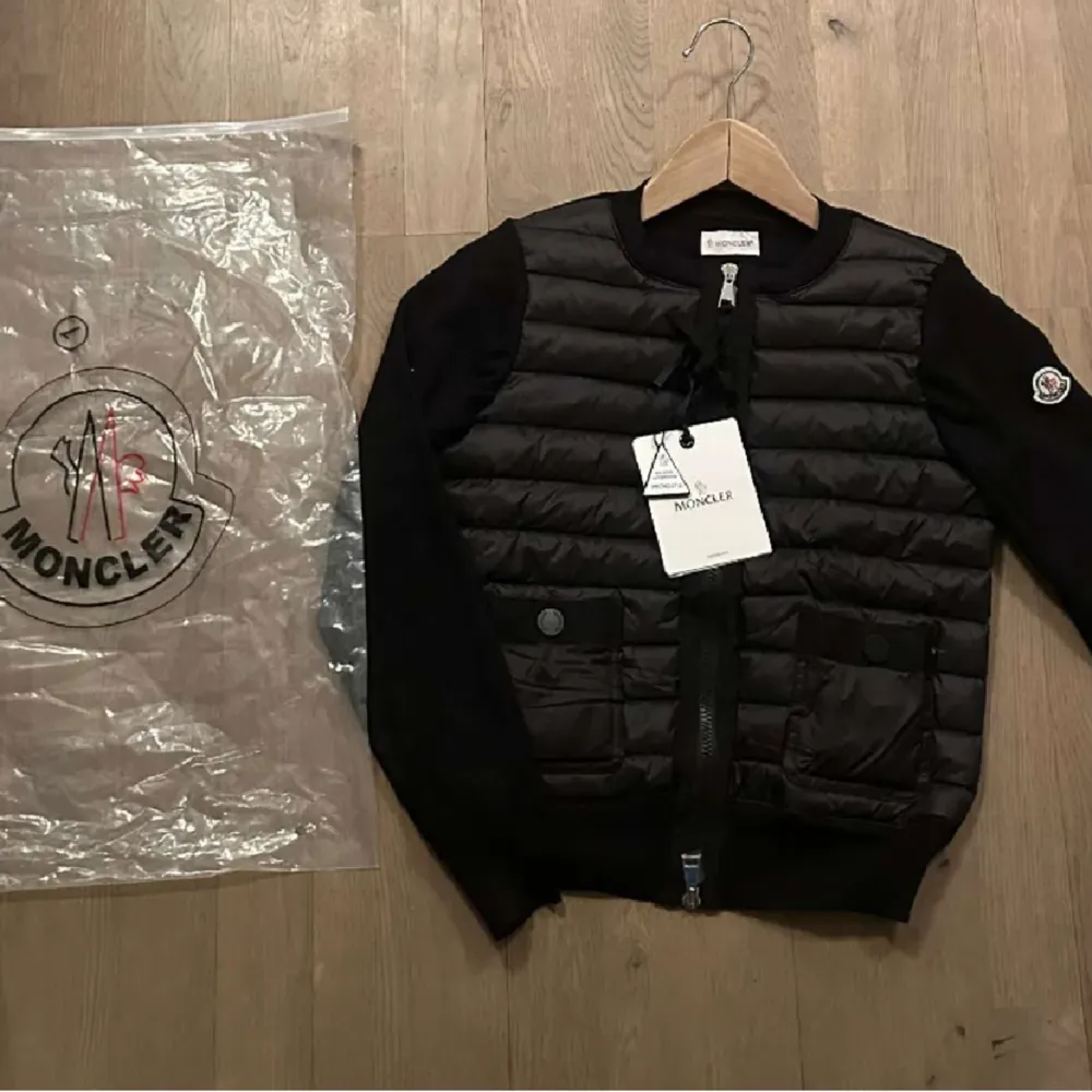 Säljer denna helt nya moncler cardigan jackan perfekt nu till våren. Storlek 1, vilket motsvarar S. Kan även tänka mig byta mot en likadan (vit,svart) i storlek 2.💗  . Jackor.