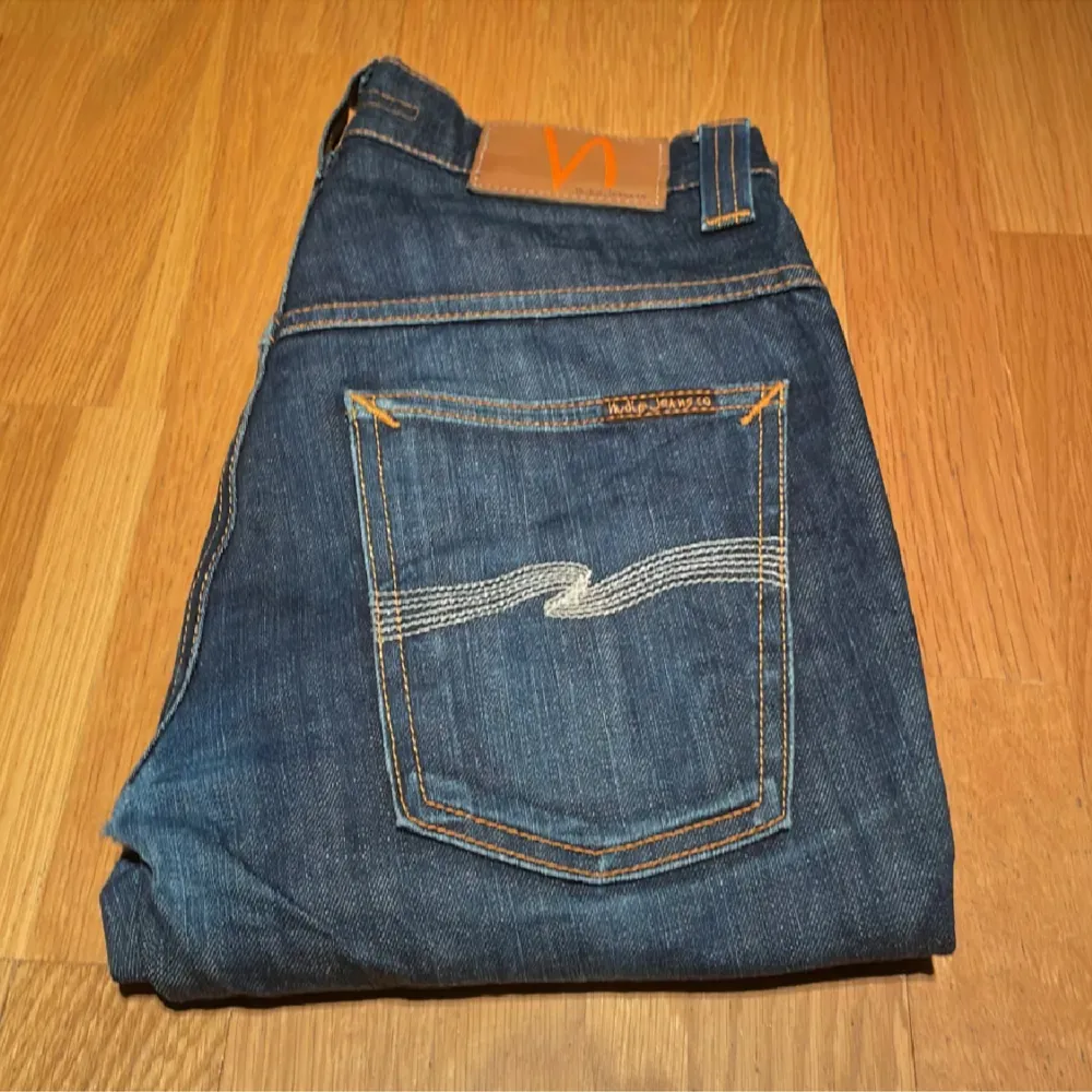 Fina nudie jeans med ett minimalist hål  vid skrevet. Jeans & Byxor.