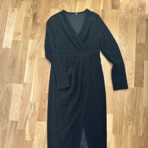 Svart elegant långklänning - Svart elegant långklänning. Slits framtill.