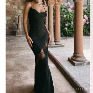 Svart klänning från meshki (Chandra) - Säljer min balklänning från förra året! Uppsydd så att den gick hela vägen ner på mig som är 160. Även omsydd vid brösten så att den sitter lite tajtare (se bild 2). Ord. pris 1400 (exklusive ca 200 frakt/tull). Köpare står för frakt!