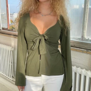 Grön design by si tröja  - Säljer denna mörkgröna design by si tröja då den är för stor för mig och inte kommer till användning. Storleken är M/L men skulle säga att den sitter som en S/M💗