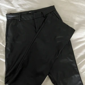 Skinnbyxor  - Midwasit skinnbyxor från vero Moda. I storlek S