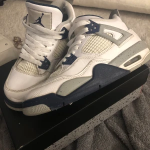 Jordan 4 midnight navy  - Säljer mina älskade 4or för de ej kommer till användning längre. bra skick, inga hål eller fläckar som ej går bort, skolådan följer med även kvittot💞