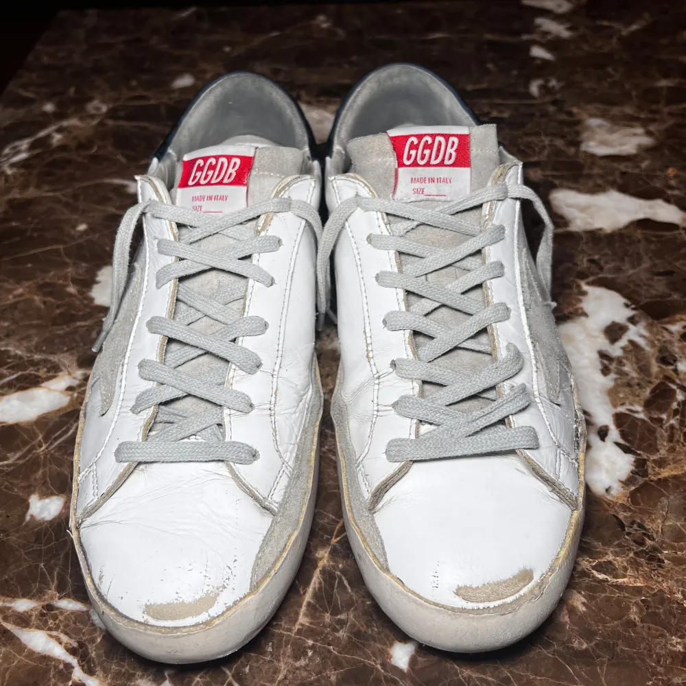 Golden Goose Superstars| Storlek 41 |  Bra skick 8/10 | Endas skorna ingår | Nypris ca 4500kr, mitt pris 2499kr | Tveka inte på att höra av er ✍️. Skor.