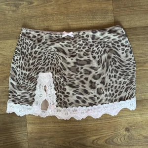 Vinted kjol, mini  - En helt ny köpt Vinted kjol som är köpt i London på en gamal Vinted affär. Storleken är S och den är kortare i modellen 