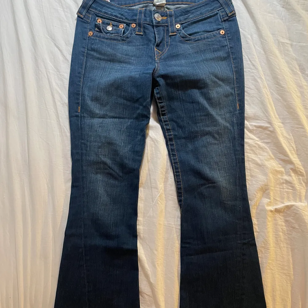 Supersnygga True Religon jeans i väldigt bra skick! Den är petit modell.  Midjemått: 38,5 cm.  Innerbenslängd: 73 cm. 🫶🏼. Jeans & Byxor.