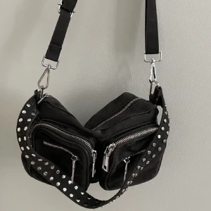 Noella väska svart - Bra skick fast andvänd. Den är svart och kommer med två band, ett kortare och ett lite längre. Säljer då den inte används längre. Köpt för 799kr men säljer för 200kr.