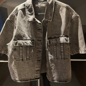 Jeansskjorta nakd  - Säljer min gråa jeansskjorta från nakd i nyskick som jag använt två gånger, säljer pågrund av att jag inte har användning för den längre.💗 Skriv för fler bilder☺️pris kan diskuteras!