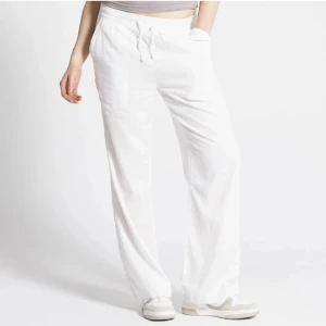 Linnebyxor  - Jättefina linnebyxor, men passade tyvärr inte på mig😢 Köpte här på Plick för ca 110 och säljer nu för 100🌸 Pris går att diskuteras!!