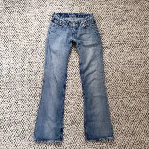 Lågmidjade bootcut jeans från Levis som tyvärr har blivit för små. Midjemåttet är 32cm tvärs över och innerbenslängen är 77cm. Det finns en knappt märkbar slitning på ena fickan men som inte går igenom själva jeansen💘💘