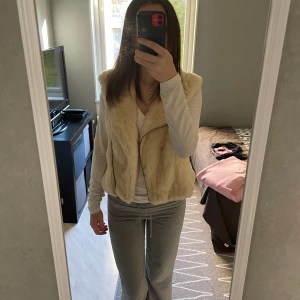 pälsväst - jätte fin pälsväst i en krämvit färg. aldrig använd då jag inte tycker att den passar mig. Den har en inneficka som går att stänga.