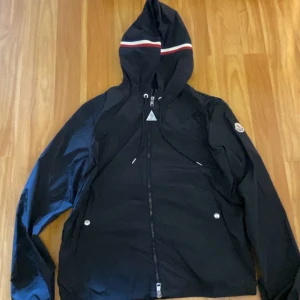 Moncler windbreaker  - Säljer min moncler Windbreaker eftersom har en Trapstar Windbreaker jag är nöjd med och känner att jag inte behöver denna, vid intresse är det bara att skriva och pris kan diskuteras. Storlek s men passar även m såklart. Den är ny och nfc scan finns👍🏾