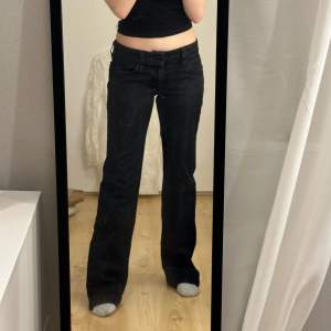 Säljer ett par jättefina raka lågmidjade Levis jeans i storlek W29 L34 som passar en S (jag har storlek xs därför större på mig) jättefint skick, köpta på 2000-talet runt ca 1200kr