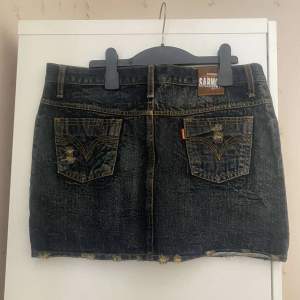 Skitsnygg jeanskjol till sommaren. Står XL på storleken men passar mer som en M/L. Från märket Sarmon Jeans, knappt använda.