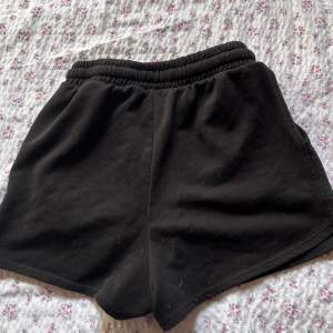 Ett par svarta mjukis shorts i storleken 152, är i från hm 