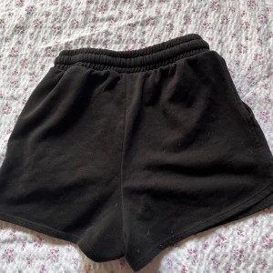 Mjukis shorts  - Ett par svarta mjukis shorts i storleken 152, är i från hm 