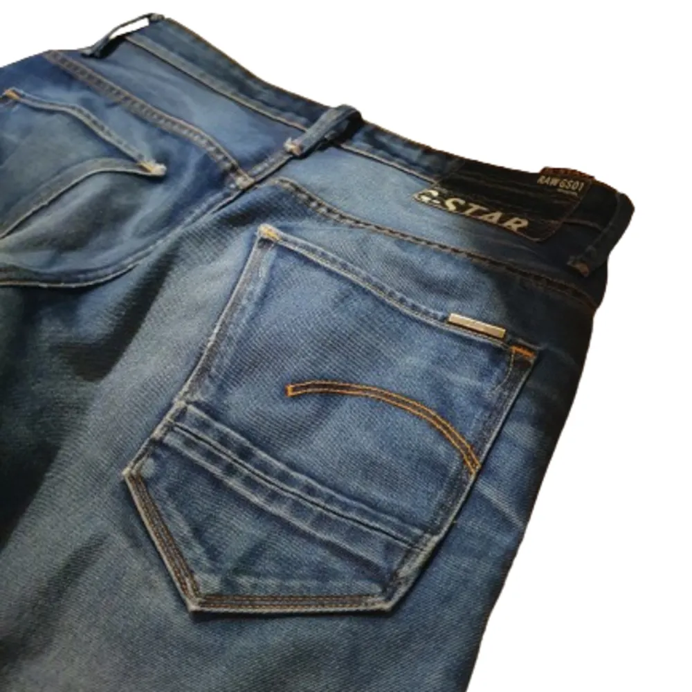 Riktigt snygga gstar jeans i näst intill nyskick! storlek 33/32 pris kan diskuteras vid snabb afär . Jeans & Byxor.