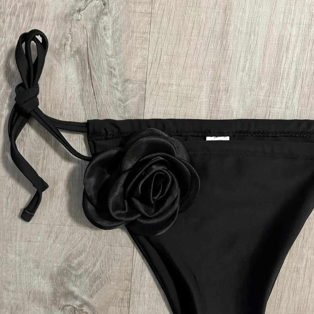 Säljer denna svarta bikini underdel i stl S. Aldrig använd . Övrigt.