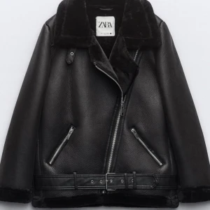 ZARA jacka  - Säljer min zara jacka. Köpte för 1200, säljer för 500. Storlek Xs men overzised. 