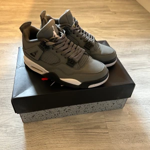 Jordan 4 - Tja säljer ett par Jordan 4 or för dom är för små råka beställa för liten storlek dom är knappt använda ni får med boxen och allt jag fick med mig 😊