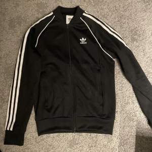 Adidas zip up i nyskick och i storlek S. Om ni har frågor är det bara att kontakta mig 