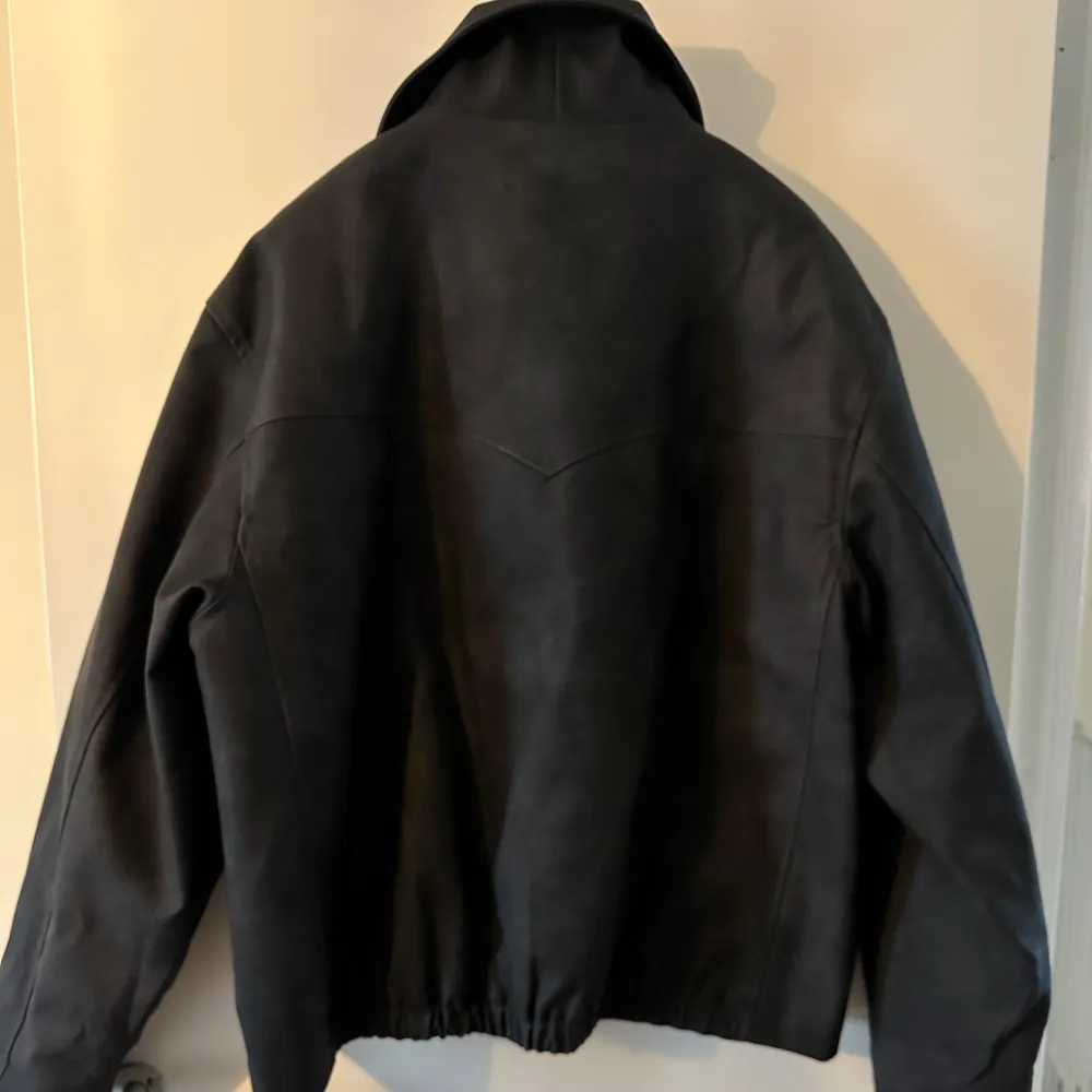 Vegan leather jacket storlek S. Aldrig använd, har bara hängt i garderoben.  - Zip up vegan leather jacket  - Relaxed fit with dropped shoulder  - Side seam pockets  - Washed black color . Jackor.