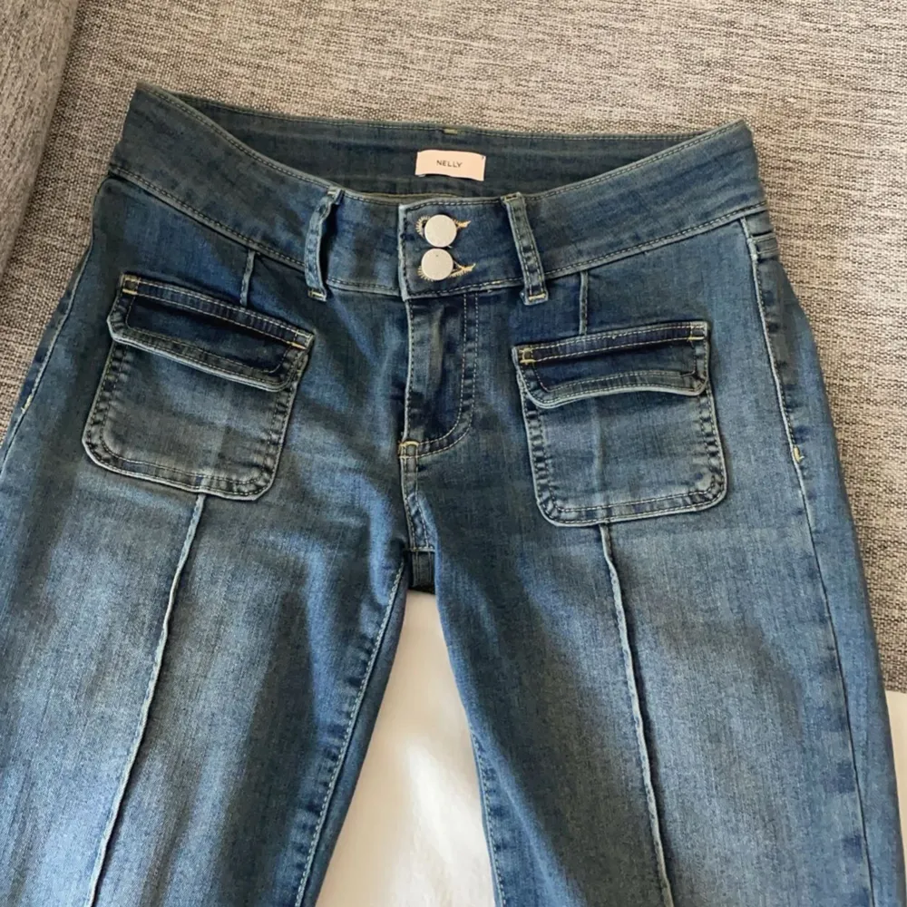 Blåa jeans som använts 4 gånger och inte kommer till användning mer. Jag är 165 cm och de går ner till marken✨ Nypris 699kr. Jeans & Byxor.