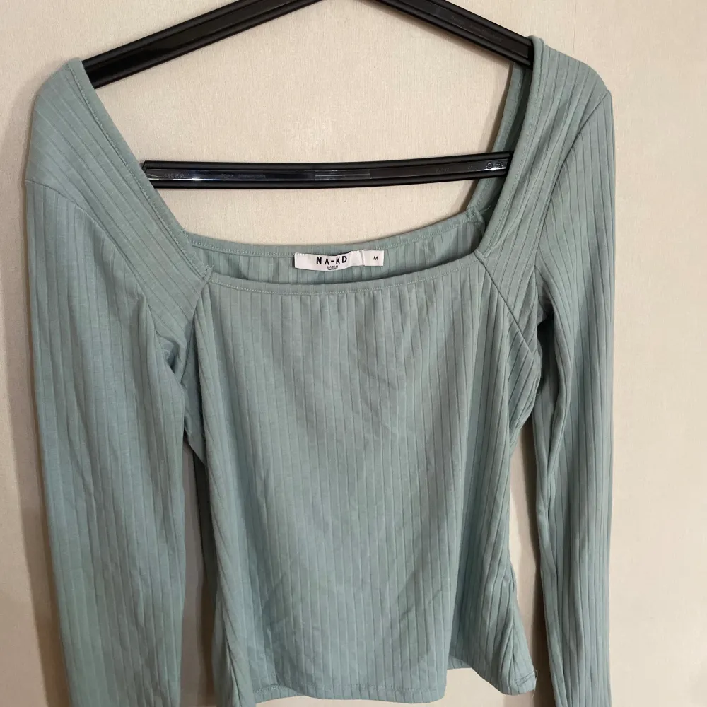 En långärmad blågrön tröja med square shape. Använd bara en gång och är i nytt skick! . Tröjor & Koftor.