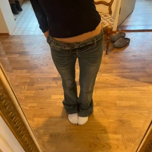 Lågmidjade bootcut jeans  - Jätte coola lågmidjade bootcut jeans med skärp. Midjemått 36cm, innerbenslängd 80cm. Köp via köp nu❤️‍🔥❤️‍🔥