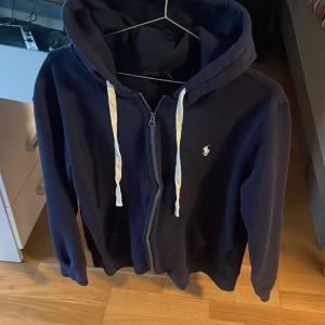 Polo tröja - Hej! Säljer min kofta i storlek M som inte kommer till användning, inga defekter eller liknande.