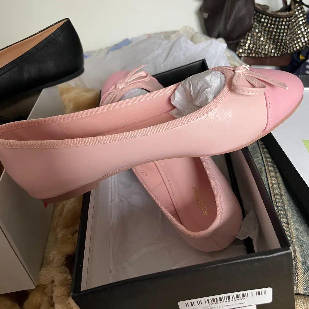 Rosa ballerina i fake lädermaterial, brukar ha 36 i skor, men dessa var för stora.. Skor.